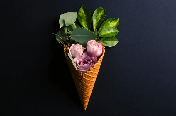 Cône de gaufre avec composition de roses et de branches — Photo