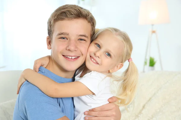 Süße Bruder Und Schwester Sitzen Auf Sofa Wohnzimmer — Stockfoto