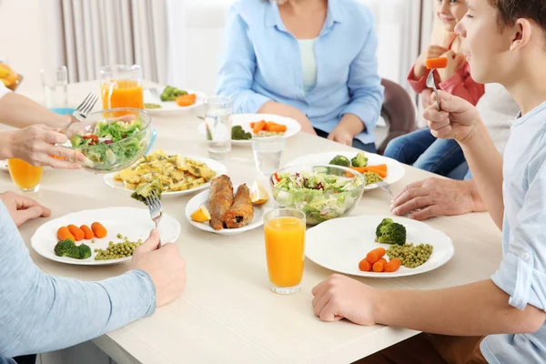 Mutlu Aile Mutfakta Yemek — Stok fotoğraf