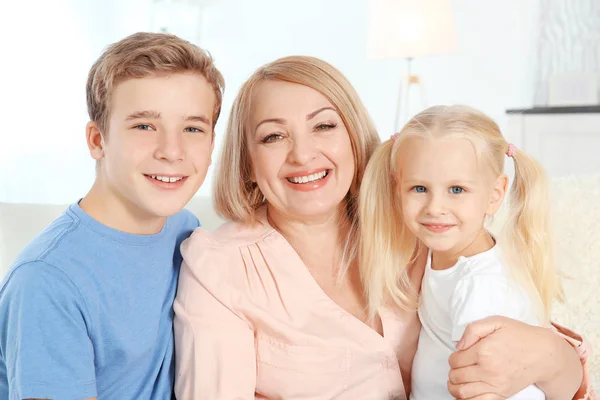 Lindos Niños Con Abuela Sala Estar —  Fotos de Stock