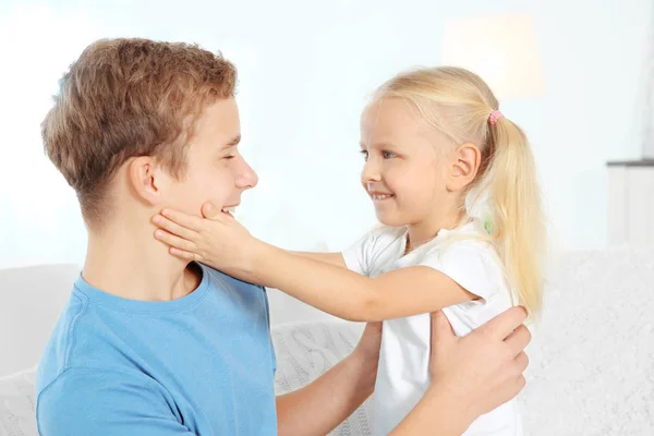 Mignon Frère Sœur Assis Sur Canapé Dans Salon — Photo