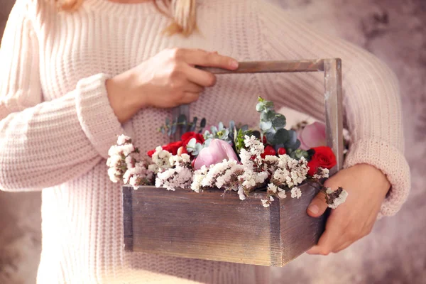 Cesta de madeira quadrada com flores — Fotografia de Stock