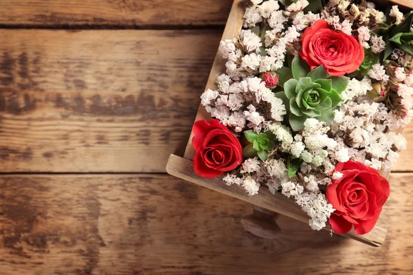 Fyrkantig trälåda med vackra blommor — Stockfoto