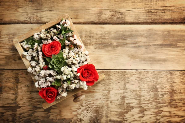 Boîte carrée en bois avec de belles fleurs — Photo