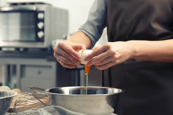 Frau kocht in Küche — Stockfoto