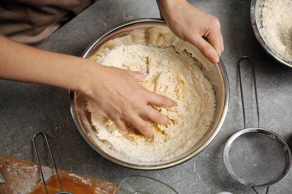 Woman making dough — Stock Photo, Image