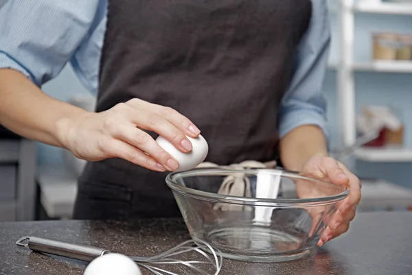 Woman cooking in kitchen — Stock Photo, Image