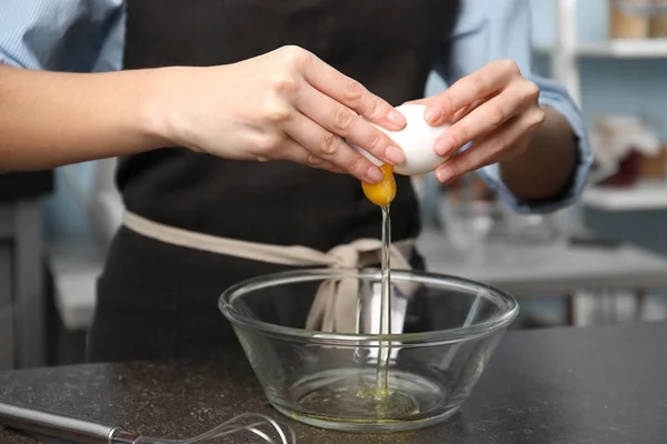 Wanita memasak di dapur — Stok Foto