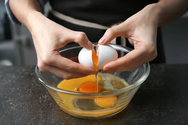 Mujer cocinando en la cocina — Foto de Stock