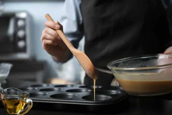 Mujer cocinando en la cocina — Foto de Stock