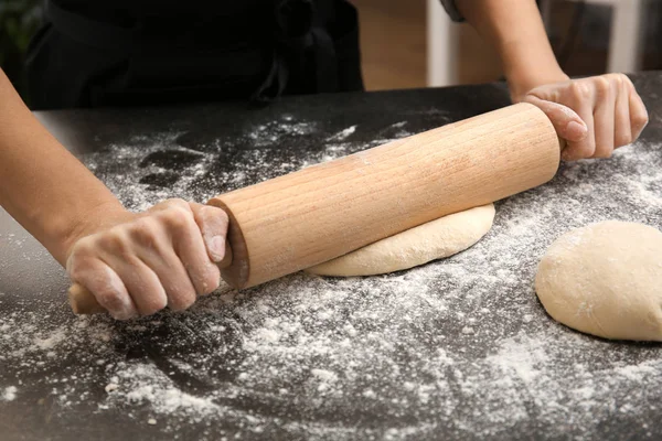 Woman rolling out dough — Stock Photo, Image