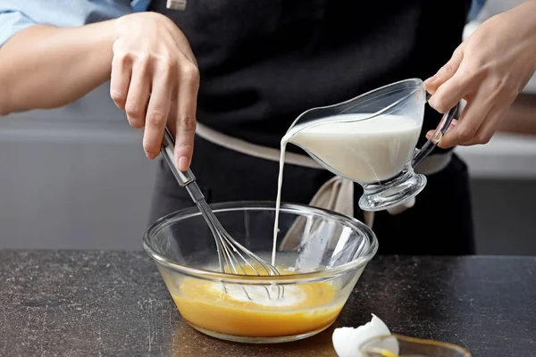 Woman cooking in kitchen — Stock Photo, Image