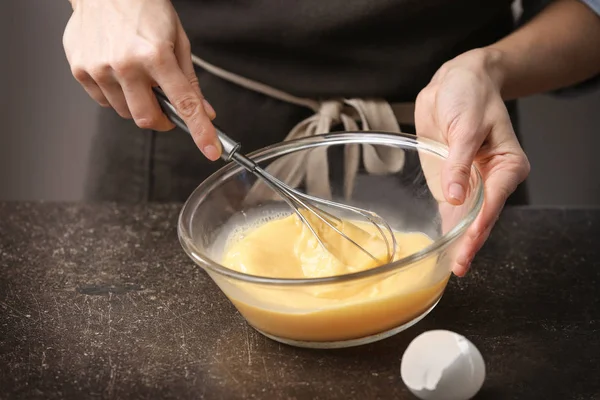 Mujer cocinando en la cocina —  Fotos de Stock