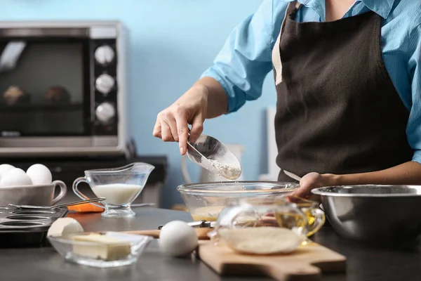 Frau kocht in Küche — Stockfoto