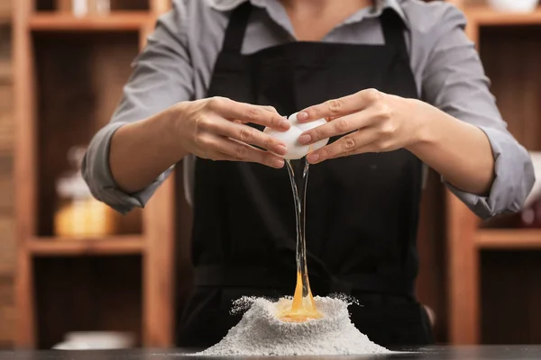 Woman making dough — Stock Photo, Image