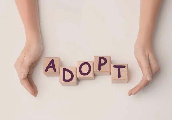 Кубики со словом ADOPT — стоковое фото