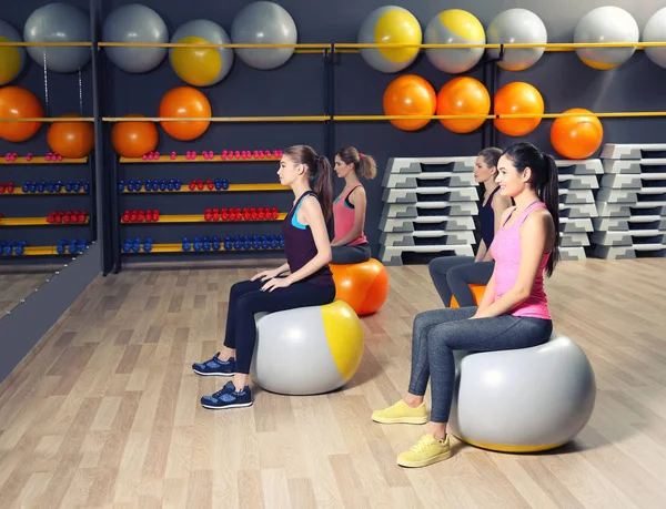 Jovens Mulheres Esportivas Treinando Com Bolas Fitness Ginásio — Fotografia de Stock