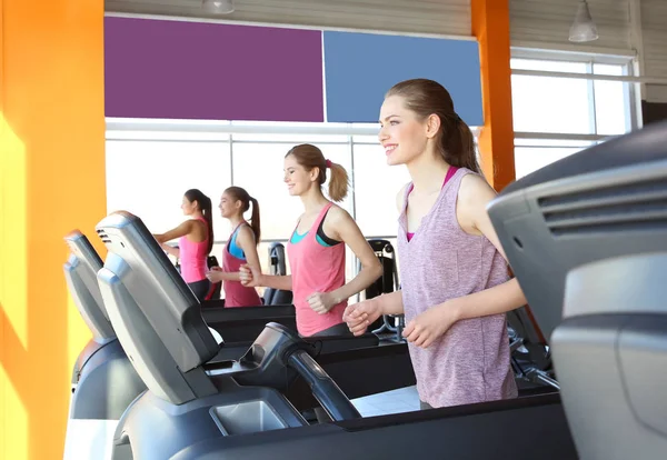 Jóvenes Deportistas Corriendo Cintas Correr Gimnasio —  Fotos de Stock