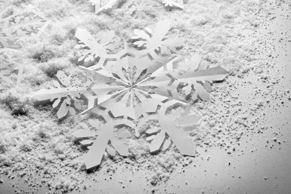 Krásné papírové snowflake a sníh — Stock fotografie