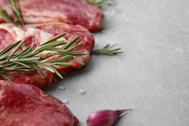 Baharat ile çiğ biftek  