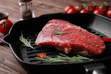 Baharat ile çiğ biftek  