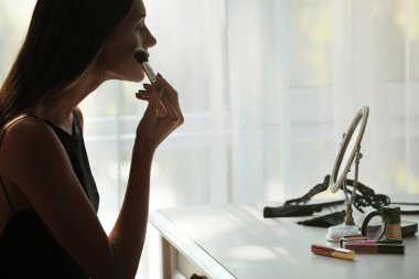 Onu yaparken kadın makyaj