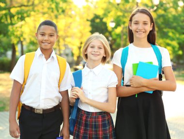 Gençler sırt çantaları ve dizüstü bilgisayarlar ile 