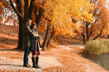 Sonbahar parkında bir çift