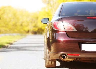 Modern otomobil arkadan görünüş