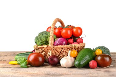 hasır sepet içinde taze sebze