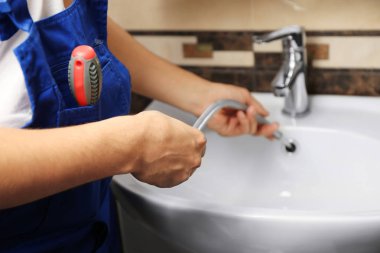 Tesisatçı sabitleme su flex hortum