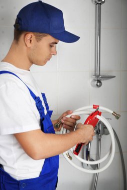 Genç yakışıklı tesisatçı