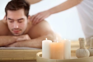 Yanan mumlar ve arka plan üzerinde genç adam