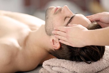 Spa salonda masaj yüzü olan adam