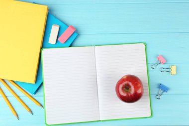Renkli notebook ve ofis, banka donatımı