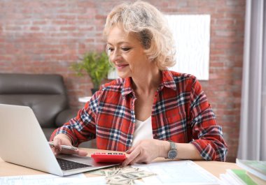 güzel kadın kıdemli  