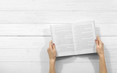 Erkek holding açık kitap eller