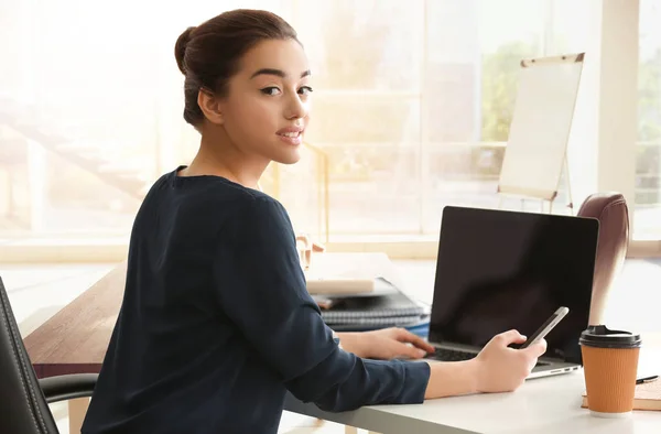 Vrouw werkt met laptop — Stockfoto