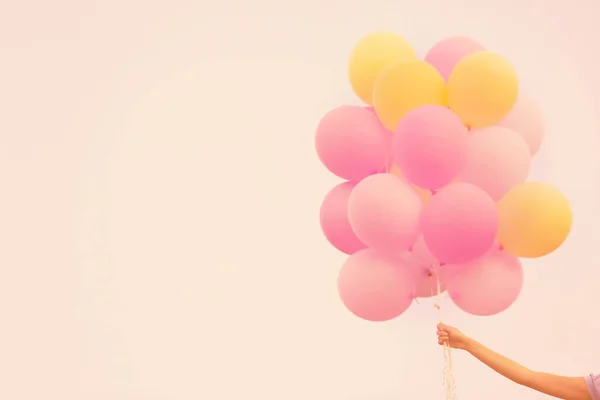 El ele tutuşan renkli balonlar — Stok fotoğraf