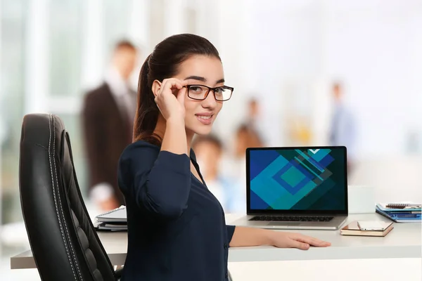 Vrouw werkt met laptop — Stockfoto