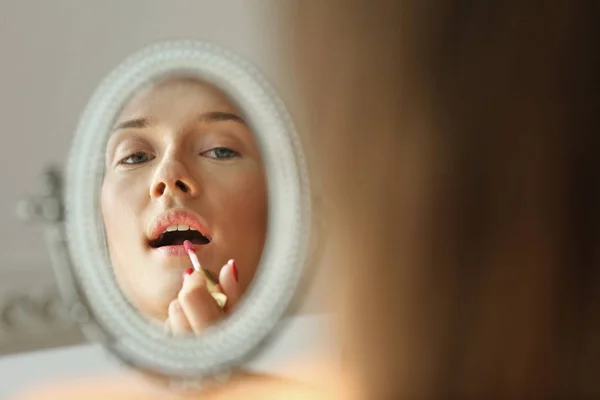 Frau macht ihr Make-up — Stockfoto