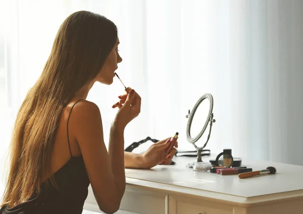 Frau macht ihr Make-up — Stockfoto