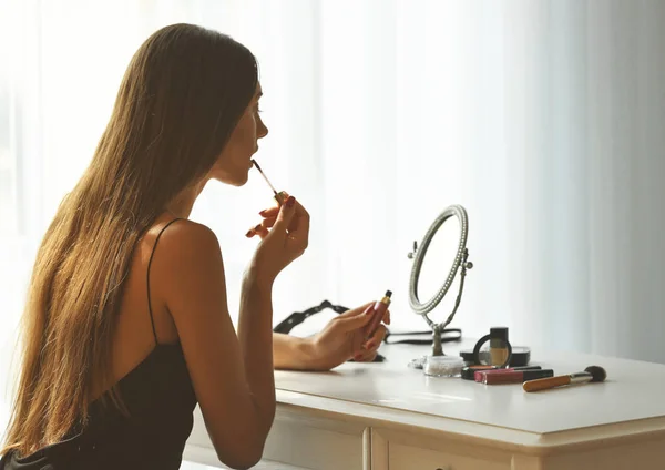 Vrouw doen haar make-up — Stockfoto