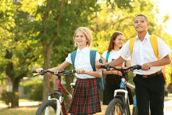 Adolescenti con biciclette a piedi — Foto Stock