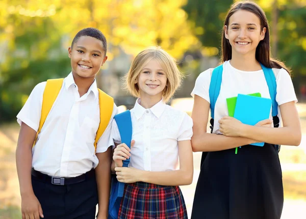 Adolescentes con mochilas y cuadernos —  Fotos de Stock