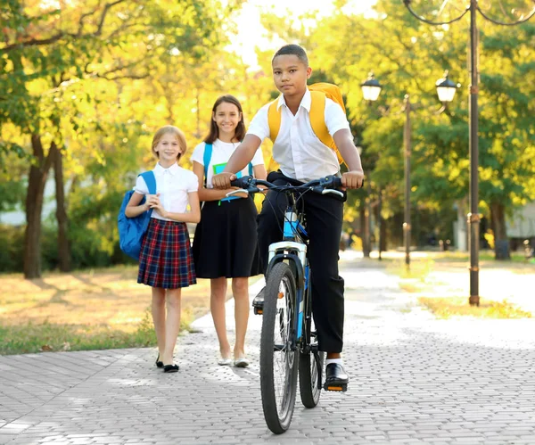 Studentessa Bicicletta Nel Parco — Foto Stock