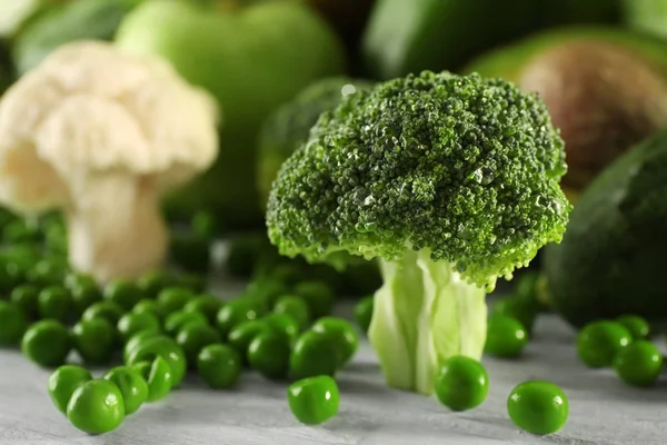 Brokoli sebze yeşil zemin üzerine — Stok fotoğraf