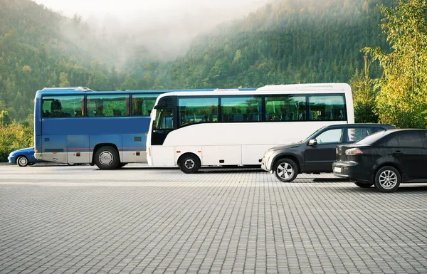 Samochody Autobusy Parkingu Tle Góry — Zdjęcie stockowe