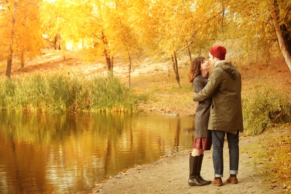 Pareja en el parque de otoño — Foto de Stock