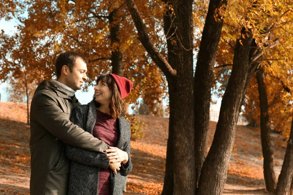 Casal no parque de outono — Fotografia de Stock